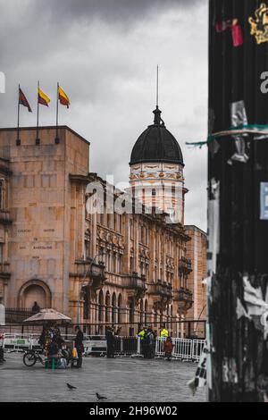 Le Collège de Saint Bartholomew de la place Bolivar dans le centre historique de Bogota, la capitale de la Colombie. Banque D'Images