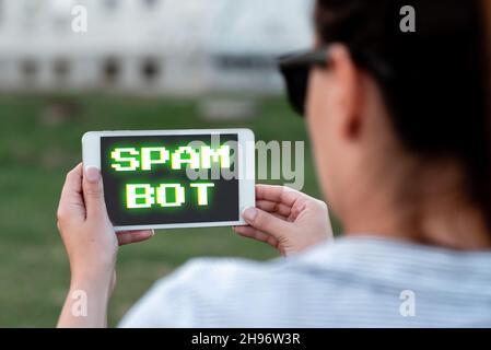 Affiche affichant Spam Bot.Aperçu de l'entreprise Programme autonome sur Internet qui envoie du courrier indésirable aux utilisateurs fonctionnalités d'appel vocal et vidéo Banque D'Images