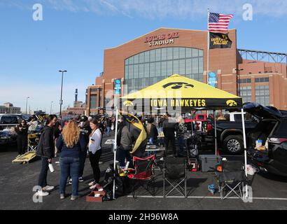 Indianapolis, États-Unis.04e décembre 2021.Iowa Hawkeye fans hayon à l'extérieur du stade Lucas Oil avant le match des Wolverines contre le Michigan Wolverines dans le championnat Big Ten à Indianapolis, Indiana, le samedi 4 décembre 2021.Photo par Aaron Josefczyk/UPI crédit: UPI/Alay Live News Banque D'Images