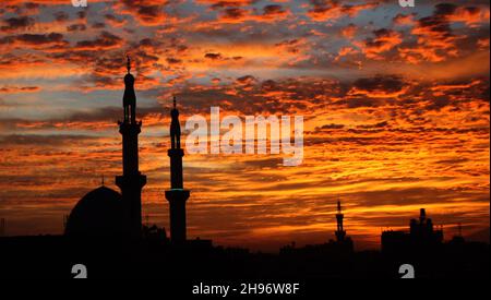 Rafah, Gaza.04e décembre 2021.Les minarets d'une mosquée sont silhouettes contre le ciel au coucher du soleil dans le sud de la bande de Gaza, le samedi 4 décembre 2021.Photo par Ismael Mohamad/UPI crédit: UPI/Alay Live News Banque D'Images