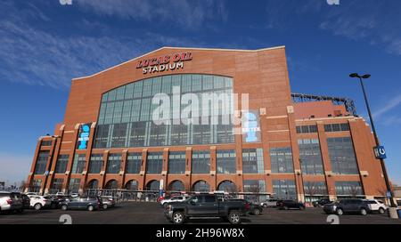 Indianapolis, États-Unis.04e décembre 2021.Le stade Lucas Oil est prêt à accueillir le match du Big Ten Championship entre les Hawkees de l'Iowa et les Wolverines du Michigan à Indianapolis, dans l'Indiana, le samedi 4 décembre 2021.Photo par Aaron Josefczyk/UPI crédit: UPI/Alay Live News Banque D'Images