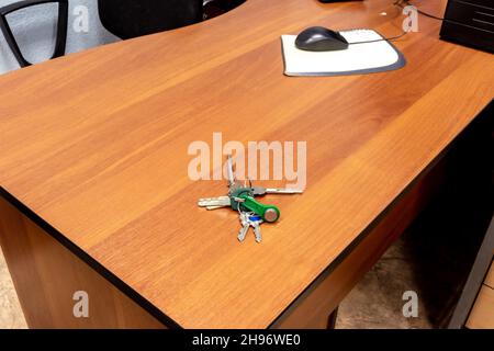 grand bouquet de différentes touches avec une touche électronique se trouve sur le bureau avec une souris d'ordinateur dans la distance, foyer sélectif Banque D'Images