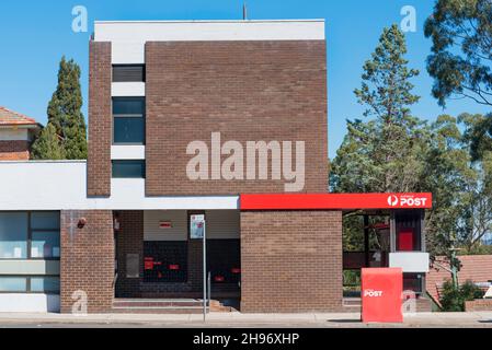 Le presque Brutaliste a stylisé le bureau de poste d'Australie à Lindfield, Sydney, Australie, l'un des plus nombreux bureaux de poste autonomes en Australie Banque D'Images