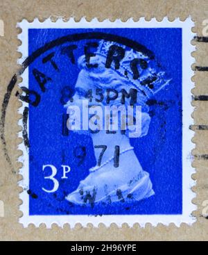 Photo d'un timbre-poste bleu 3p avec la reine Elizabeth II en profil Banque D'Images