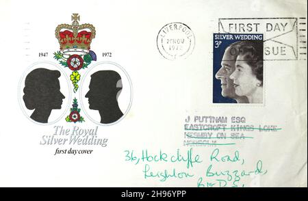 Photo d'une couverture du premier jour 1972 célébrant le mariage d'argent 25th de la reine Elizabeth II et du prince Philip Duke d'Édimbourg Banque D'Images