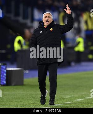 Rome, Italie.4 décembre 2021.L'entraîneur-chef de Roma José Mourinho gestuelle lors d'un match de football entre AS Roma et Inter Milan à Rome, Italie, le 4 décembre 2021.Credit: Augusto Casasoli/Xinhua/Alamy Live News Banque D'Images