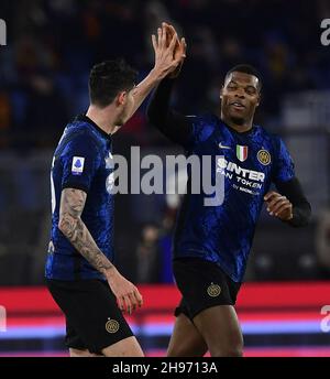 Rome, Italie.4 décembre 2021.Denzel Dumfries (R), de l'Inter Milan, célèbre son but lors d'un match de football de Serie A entre AS Roma et Inter Milan à Rome, en Italie, le 4 décembre 2021.Credit: Augusto Casasoli/Xinhua/Alamy Live News Banque D'Images