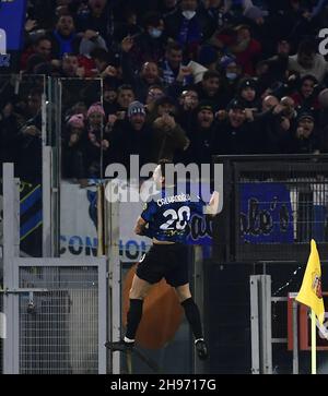 Rome, Italie.4 décembre 2021.Hakan Calhanoglu, de l'Inter Milan, célèbre son but lors d'un match de football entre AS Roma et Inter Milan à Rome, Italie, le 4 décembre 2021.Credit: Augusto Casasoli/Xinhua/Alamy Live News Banque D'Images