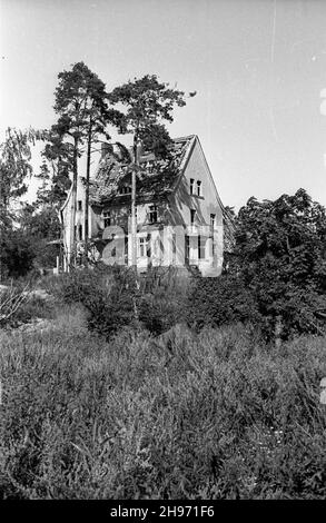 Polska, 1947-09.Tereny Ziem Odzyskanych nad Zalewem Wiœlanym.NZ. czêœciowo uszkodzona, niezamieszkana poniemiecka willa. bk/mgs PAPPologne, 1947 septembre.Les territoires regagnés sur la lagune de Vistule.Photo: Partiellement ruiné, inhabitée ancienne villa allemande. bk/mgs PAP Banque D'Images