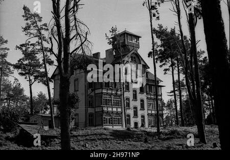 Polska, 1947-09.Tereny Ziem Odzyskanych nad Zalewem Wiœlanym.NZ. Poniemiecka willa W lesie. bk/mgs PAPPologne, 1947 septembre.Les territoires regagnés sur la lagune de Vistule.Photo : ancienne villa allemande dans la forêt. bk/mgs PAP Banque D'Images