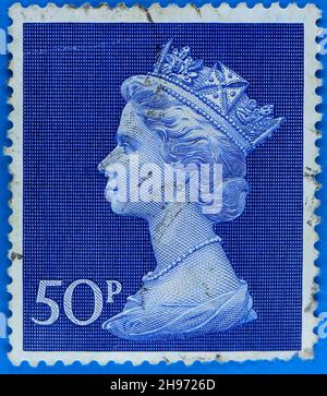 Photo d'un timbre-poste bleu 50p avec la reine Elizabeth II en profil Banque D'Images