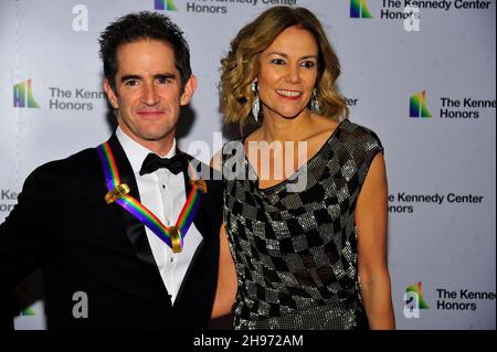 2018 l'honorée Andy Blankenbuehler et son épouse, Elly Blankenbuehler, arrivent pour la cérémonie de remise des médailles en l'honneur des récipiendaires de la 44e cérémonie annuelle de remise des prix du Kennedy Centre à la Bibliothèque du Congrès de Washington, DC, le samedi 4 décembre 2021.Les 2021 lauréats sont : la basse-baryton d'opéra Justino Diaz, fondateur de Motown, auteur-compositeur, producteur et réalisateur Berry Gordy, le créateur de Saturday Night Live, Lorne Michaels, l'icône légendaire de scène et d'écran Bette Midler, et l'auteur-compositeur-interprète Joni Mitchell.Credit: Ron Sachs/Pool/Sipa USA Banque D'Images