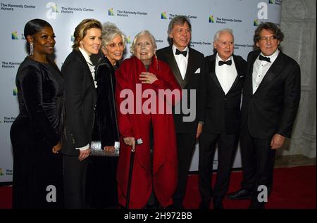 L'auteur-compositeur-interprète Joni Mitchell, le centre, sa famille et ses amis arrivent pour la cérémonie de remise des médailles en l'honneur des récipiendaires de la 44e cérémonie annuelle de remise des prix du Kennedy Centre à la Bibliothèque du Congrès à Washington, DC, le samedi 4 décembre 2021.Les 2021 lauréats sont : la basse-baryton d'opéra Justino Diaz, fondateur de Motown, auteur-compositeur, producteur et réalisateur Berry Gordy, le créateur de Saturday Night Live, Lorne Michaels, l'icône légendaire de scène et d'écran Bette Midler, et l'auteur-compositeur-interprète Joni Mitchell.Credit: Ron Sachs/Pool/Sipa USA Banque D'Images