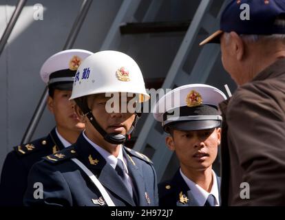 Les marins chinois accueillent le public à bord du HAERBIN (DDG112), un destroyer DE LUHU, en provenance de Chine, en visite à Auckland, en Nouvelle-Zélande, le dimanche 7 octobre 2007. Banque D'Images