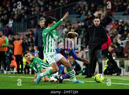 Barcelone, Espagne.4 décembre 2021.Le Frenkie de Jong (R) de Barcelone vie avec le Real Betis' Hector Bellerin (C) lors d'un match de football espagnol de première division entre le FC Barcelone et le Real Betis à Barcelone, Espagne, le 4 décembre 2021.Crédit : Joan Gosa/Xinhua/Alay Live News Banque D'Images