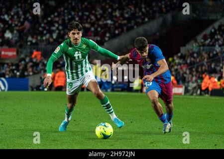 Barcelone, Espagne.4 décembre 2021.Abde (R) de Barcelone vie avec Real Betis' Hector Bellerin lors d'un match de football espagnol de première division entre le FC Barcelone et Real Betis à Barcelone, Espagne, le 4 décembre 2021.Crédit : Joan Gosa/Xinhua/Alay Live News Banque D'Images