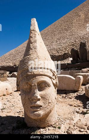 Mont Nemrut, Nemrut Dagi, tête de statue du roi Antiochus I à la terrasse ouest, mausolée du Royaume de Commagène, Kahta, province d'Adıyaman, Turquie, Asie Banque D'Images