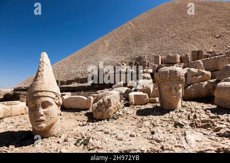 Mont Nemrut, Nemrut Dagi, statues-chefs de dieux sur la terrasse ouest, mausolée du Royaume de Commagène, Kahta, province d'Adıyaman, Turquie, Asie Banque D'Images