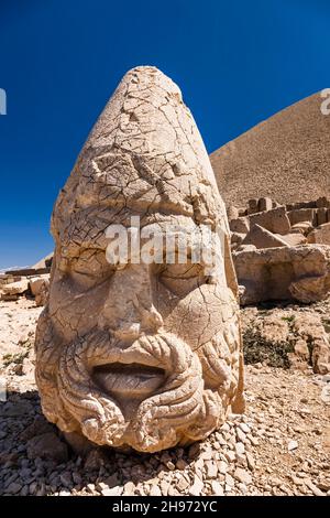 Mont Nemrut, Nemrut Dagi, tête de statue de dieu Zeus sur la terrasse ouest, mausolée du Royaume de Commagène, Kahta, province d'Adıyaman, Turquie, Asie Banque D'Images