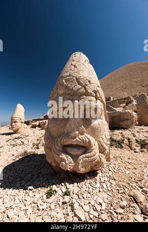 Mont Nemrut, Nemrut Dagi, tête de statue de dieu Zeus sur la terrasse ouest, mausolée du Royaume de Commagène, Kahta, province d'Adıyaman, Turquie, Asie Banque D'Images