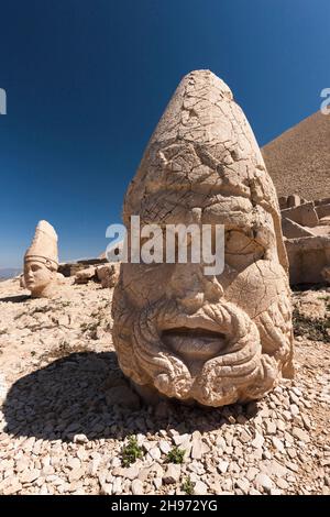 Mont Nemrut, Nemrut Dagi, tête de statue de dieu Zeus sur la terrasse ouest, mausolée du Royaume de Commagène, Kahta, province d'Adıyaman, Turquie, Asie Banque D'Images