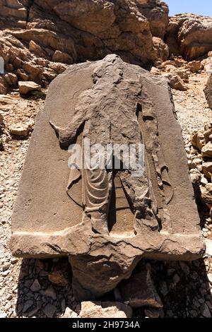 Mont Nemrut, Nemrut Dagi, stèle avec relief à la terrasse ouest, mausolée du Royaume de Commagène, Kahta, province d'Adıyaman, Turquie, Asie Banque D'Images