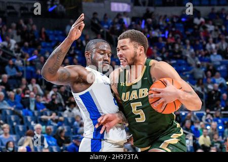 St. 04e déc. 2021.UAB Blazers avant KJ Buffen (5) tente de pouvoir après la défense de Saint Louis Billikens garde Fred thatch Jr. (20) dans un jeu où l'Université d'Alabama Birmingham Blazers a visité le St. Louis Billikens.Tenu au Chaifetz Arena à St. Louis, Mo Richard Ulreich/CSM/Alay Live News Credit: CAL Sport Media/Alay Live News Banque D'Images