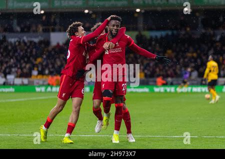 Wolverhampton.5 décembre 2021.Le Divock Origi (R) de Liverpool célèbre avec ses coéquipiers après avoir marqué le but gagnant lors du match de la première ligue anglaise 2021-2022 entre Wolverhampton Wanderers et Liverpool à Wolverhampton, en Grande-Bretagne, le 4 décembre 2021.Liverpool a gagné 1-0.Credit: Xinhua/Alay Live News Banque D'Images