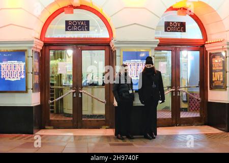 Londres, Royaume-Uni, 4 décembre 2021.La répartition des cas Covid-19 parmi les acteurs a forcé la fermeture de 'Poulin Rouge!The musical' au Piccadilly Theatre dans le West End les 3 et 4 décembre.L'information a été mise à jour samedi soir, annonçant d'autres annulations le lundi 6 et mardi 7 décembre - et deux représentations de presse.Le spectacle a ouvert récemment le 24 novembre après des mois d'incertitude durant la pandémie.Crédit : onzième heure Photographie/Alamy Live News Banque D'Images