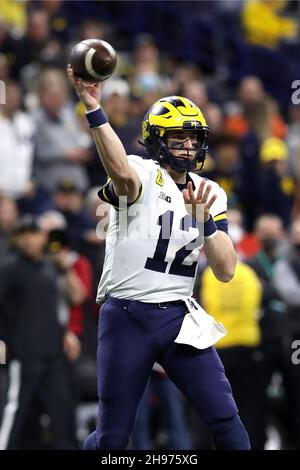 Indianapolis, États-Unis.04e décembre 2021.Michigan Wolverines Cade McNamara (12) lance une passe dans la première moitié contre les Hawkees de l'Iowa lors du match du Big Ten Championship à Indianapolis, Indiana, le samedi 4 décembre 2021.Photo par Aaron Josefczyk/UPI crédit: UPI/Alay Live News Banque D'Images