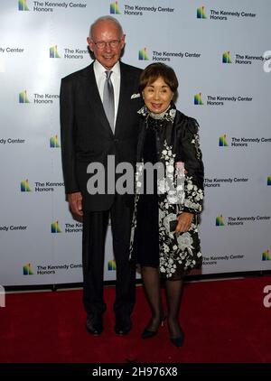 La Représentante des États-Unis Doris Matsui (démocrate de Californie), à droite, et son mari Roger Sant arrivent pour la remise Medallion en l'honneur des récipiendaires de la 44e cérémonie annuelle de remise des prix du Kennedy Center à la Bibliothèque du Congrès à Washington, DC, le samedi 4 décembre 2021.Les 2021 lauréats sont : la basse-baryton d'opéra Justino Diaz, fondateur de Motown, auteur-compositeur, producteur et réalisateur Berry Gordy, le créateur de « Saturday Night Live » Lorne Michaels, l'icône légendaire de scène et d'écran Bette Midler et le chanteur-compositeur Joni Mitchell.Crédit: Ron Sachs/Pool/Sipa USA Banque D'Images