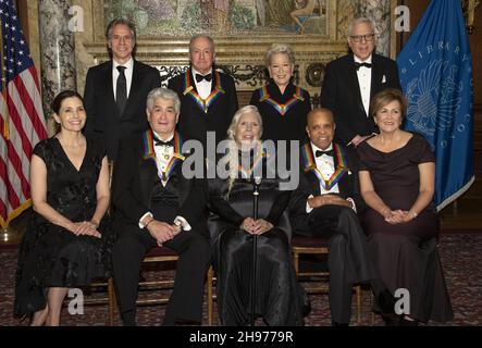 Les récipiendaires de la 44e cérémonie annuelle de remise des prix du Kennedy Centre posent pour une photo de groupe à la suite de la cérémonie de remise des médailles à la Bibliothèque du Congrès de Washington, DC, le samedi 4 décembre 2021.De gauche à droite : Antony Blinken, secrétaire d'État des États-Unis, Lorne Michaels, créateur de « Saturday Night Live », célèbre icône de scène et d'écran Bette Midler, et David M. Rubenstein, président du Kennedy Center for the Performing Arts. Première rangée, de gauche à droite :Evan Ryan, épouse du secrétaire Blinken, basse-baryton d'opéra Justino Diaz, auteur-compositeur-interprète Joni Mitchell, fondateur de Motown, compositeur Banque D'Images