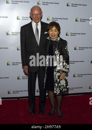 La Représentante des États-Unis Doris Matsui (démocrate de Californie), à droite, et son mari Roger Sant arrivent pour la remise Medallion en l'honneur des récipiendaires de la 44e cérémonie annuelle de remise des prix du Kennedy Center à la Bibliothèque du Congrès à Washington, DC, le samedi 4 décembre 2021.Les 2021 lauréats sont : la basse-baryton d'opéra Justino Diaz, fondateur de Motown, auteur-compositeur, producteur et réalisateur Berry Gordy, le créateur de « Saturday Night Live » Lorne Michaels, l'icône légendaire de scène et d'écran Bette Munder et le chanteur-compositeur Joni Mitchell.Photo de Ron Sachs/UPI Banque D'Images