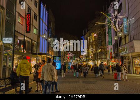 Vue nocturne de la rue commerçante Schildergasse dans le centre de Cologne, en Allemagne. Banque D'Images