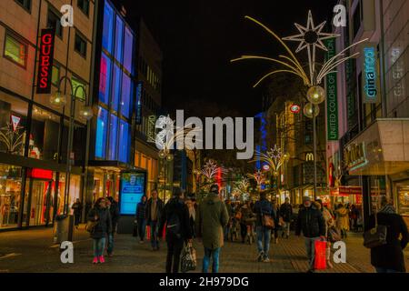 Vue nocturne de la rue commerçante Schildergasse dans le centre de Cologne, en Allemagne. Banque D'Images