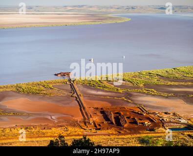 Installation de chargement de minerai de fer au port de Wyndham sur le golfe de Cambridge, East Kimberley, vue depuis Fiver Rivers Lookout, Mount Bastion (325 m) Banque D'Images