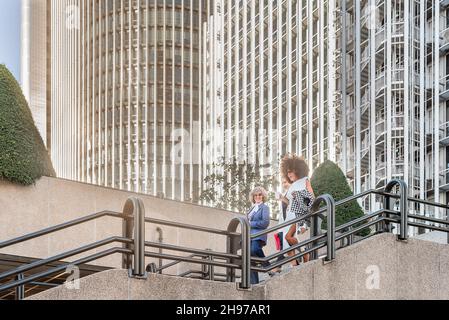 vue latérale des femmes d'affaires sur leur chemin de la maison de travail Banque D'Images