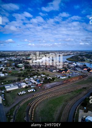 Antenne des trains de canne à sucre se ramenant dans le moulin à sucre de Millaquin et la distillerie de Bundaberg Rum Queensland Australie Banque D'Images