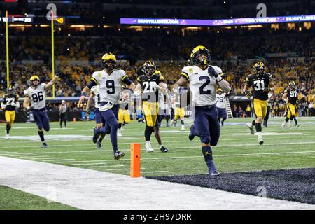 Indianapolis, États-Unis.04e décembre 2021.Michigan Wolverines Blake Corum (2) traverse la ligne de goalline pour un touchdown dans le premier trimestre contre les Hawkees de l'Iowa lors du match du Big Ten Championship à Indianapolis, Indiana, le samedi 4 décembre 2021.Photo par Aaron Josefczyk/UPI crédit: UPI/Alay Live News Banque D'Images