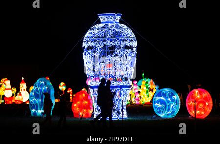 Niagara Falls, le 18 novembre.27 février 2022.Les visiteurs voient les installations de lumière lors du spectacle de lumière international Seasky à Niagara Falls, Ontario, Canada, le 4 décembre 2021.Avec plus de 30 installations lumineuses à DEL magiques sur un sentier illuminé de 1.2 kilomètres, la lanterne et le spectacle de lumière seront ouverts du 18 novembre 2021 au 27 février 2022.Credit: Zou Zheng/Xinhua/Alamy Live News Banque D'Images