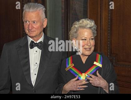 Icône légendaire de scène et d'écran Bette Munder, à droite, l'une des récipiendaires de l'ehe du 44e prix annuel du Kennedy Centre, et son mari Martin von Haselberg, après la cérémonie de Médaillon à la Bibliothèque du Congrès à Washington, D.C., le samedi 4 décembre 2021.Crédit: Ron Sachs / piscine via CNP Banque D'Images