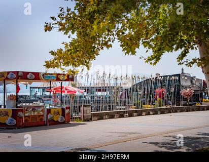 IZMIT, TURQUIE.29 AOÛT 2021.Cafés sur le remblai.Les gens qui marchent autour de Summertime Banque D'Images