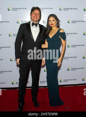 Le violoniste Joshua Bell et son épouse, Larisa Martinez arrivent pour la cérémonie de remise des médailles en l'honneur des récipiendaires de la 44e cérémonie annuelle de remise des prix du Kennedy Centre à la Bibliothèque du Congrès à Washington, DC, le samedi 4 décembre 2021.Les 2021 lauréats sont : la basse-baryton d'opéra Justino Diaz, fondateur de Motown, auteur-compositeur, producteur et réalisateur Berry Gordy, le créateur de Saturday Night Live Lorne Michaels, l'icône légendaire de scène et d'écran Bette Midler et le chanteur-compositeur Joni Mitchell.Crédit : Ron Sachs/Pool via CNP Banque D'Images