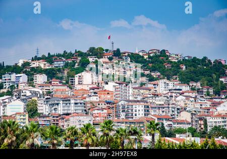 IZMIT, TURQUIE.29 AOÛT 2021.Belle vue panoramique sur la ville d'été.Maisons et palmiers en arrière-plan Banque D'Images