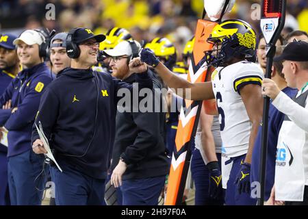 04 décembre 2021: Michigan Wolverines entraîneur-chef Jim Harbaugh poing bosses Michigan Wolverines défense arrière R.J.Moten (6) au championnat de football NCAA Big Ten entre Michigan Wolverines et Iowa Hawkees au stade Lucas Oil à Indianapolis, IN.Darren Lee/CSM Banque D'Images