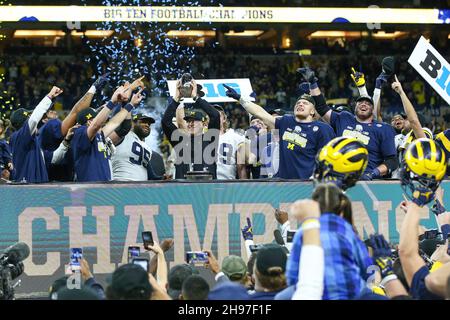 04 décembre 2021 : Jim Harbaugh, entraîneur-chef de Michigan Wolverines, célèbre le trophée Big 10 avec le reste des Wolverines au match de football du championnat Big Ten de NCAA entre Michigan Wolverines et Iowa Hawkees au stade Lucas Oil à Indianapolis, DANS L'INDIANA.Darren Lee/CSM Banque D'Images