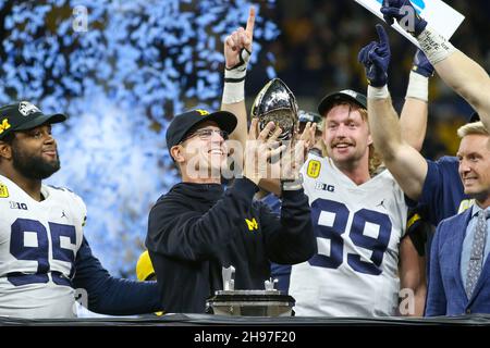 04 décembre 2021 : l'entraîneur-chef de Michigan Wolverines Jim Harbaugh lance le trophée Big 10 au championnat de football NCAA Big Ten entre Michigan Wolverines et Iowa Hawkees au stade Lucas Oil à Indianapolis, DANS L'INDIANA.Darren Lee/CSM Banque D'Images
