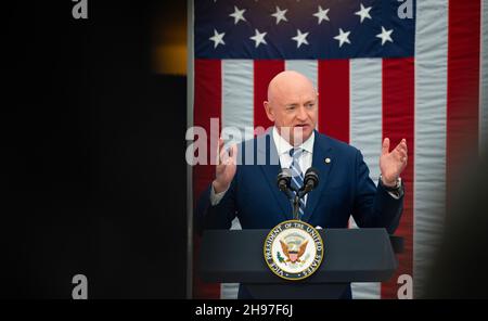 WASHINGTON DC, États-Unis - 01 décembre 2021 - le sénateur Mark Kelly (démocrate-Arizona) présente le vice-président américain Kamala Harris au Conseil national de l'espace Banque D'Images