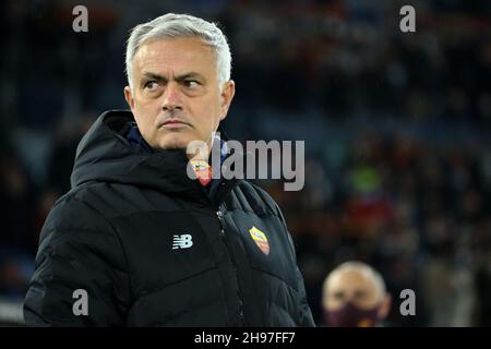 Rome, Italie.4 décembre 2021.Rome, Italie décembre 4 2021.Coach Jose Mourinho (Roma) devant la série Un match entre AS Roma et Internazionale FC au Stadio Olimpico.(Credit image: © Giuseppe Fama/Pacific Press via ZUMA Press Wire) Banque D'Images