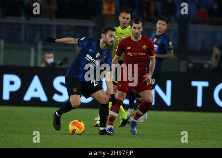 Rome, Italie.4 décembre 2021.Rome, Italie décembre 4 2021.Alex Cordaz (Inter) et Henrikh Mkhitaryan (Roma) en action pendant la série Un match entre AS Roma et Internazionale FC au Stadio Olimpico.(Credit image: © Giuseppe Fama/Pacific Press via ZUMA Press Wire) Banque D'Images